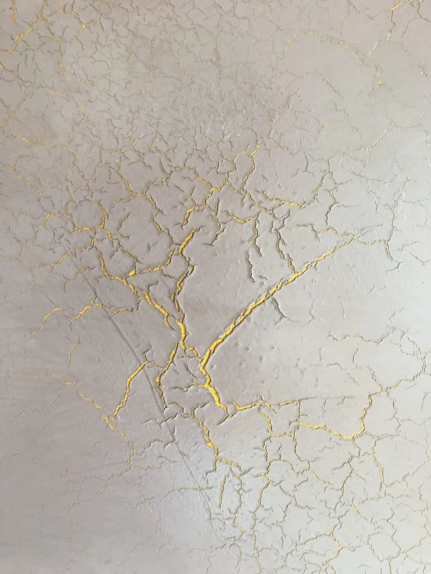Detail ručně tažené dekorativní stěrky se zlatou linkou